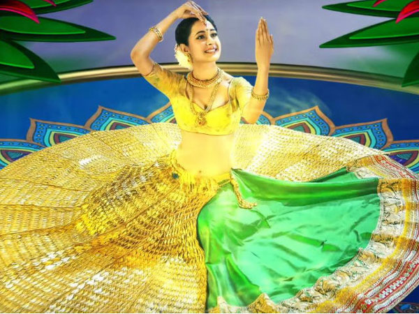 krr,om namo venkatesaya movie,pragya jaiswal,14 kg saree,k raghavendra rao,nagarjuna  దర్శకేంద్రుడు ప్రగ్యాని మెరిపించేశాడుగా..!